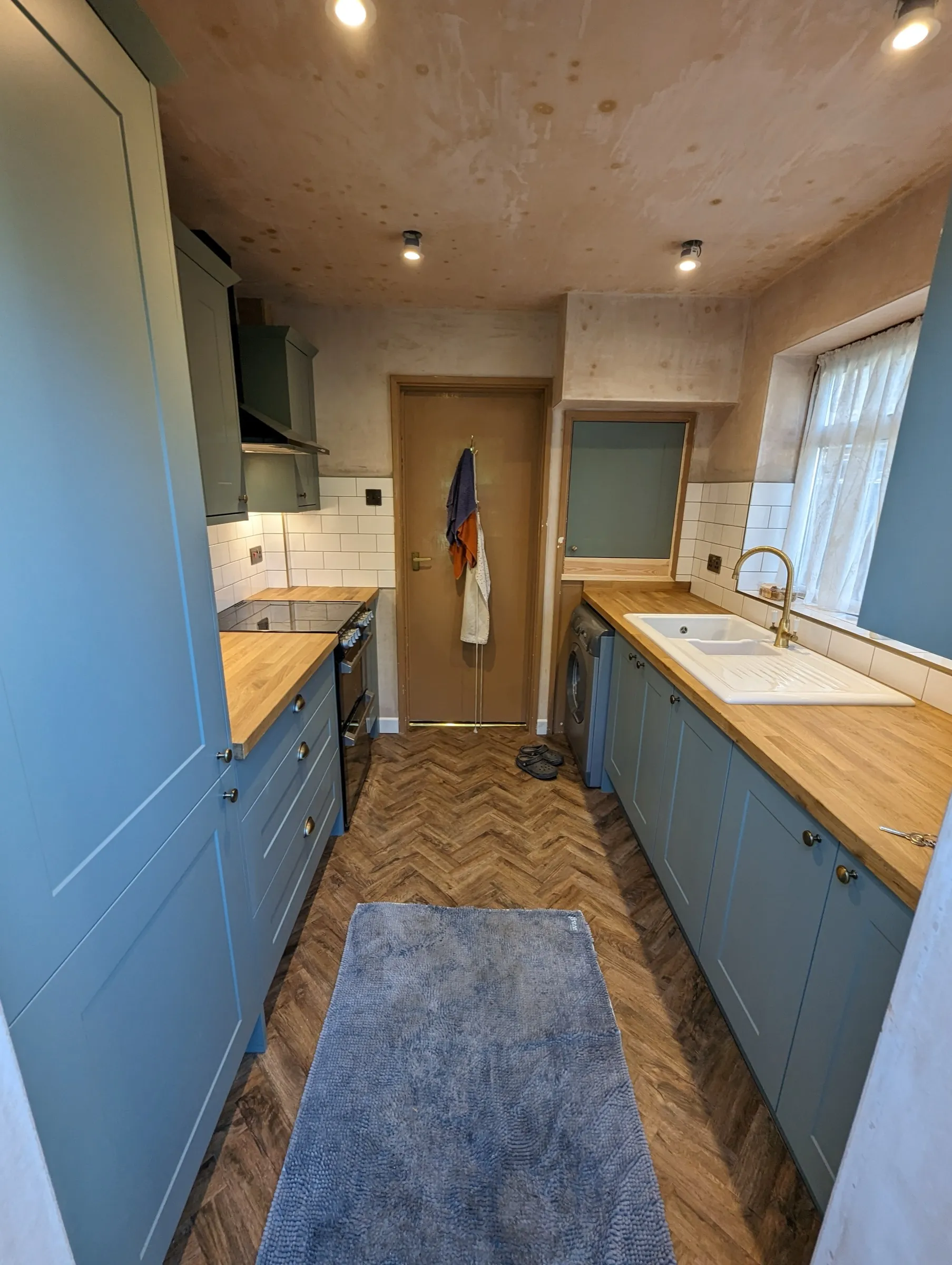 Teal Shaker sink run with white ceramic one-and-a-half bowl sink and oak worktop