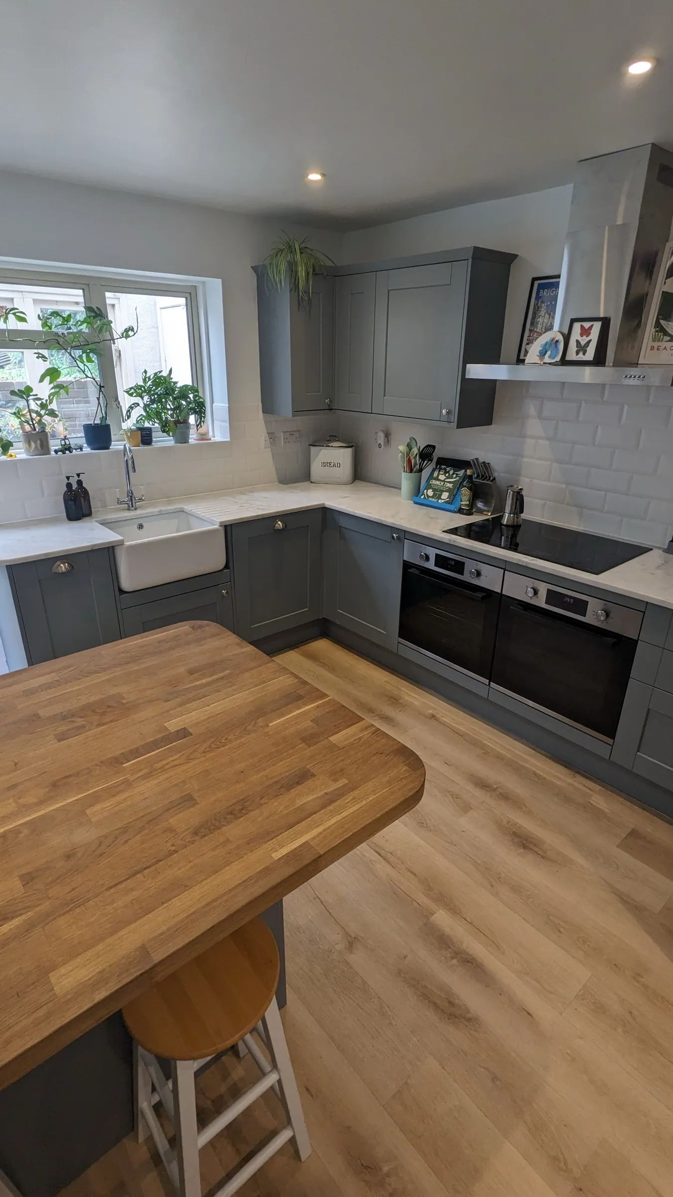 Island breakfast bar with marble-effect worktops and wood-effect flooring